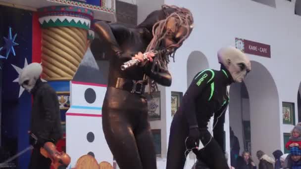Músicos na forma de alienígenas alienígenas na semana da panqueca — Vídeo de Stock