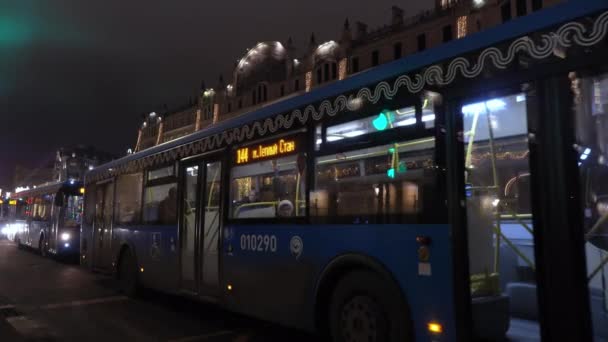 Auto verkeer in het nieuwe jaar Moskou — Stockvideo