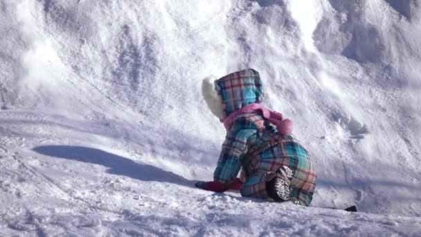 A menina cai no inverno e minha mãe ajuda — Vídeo de Stock