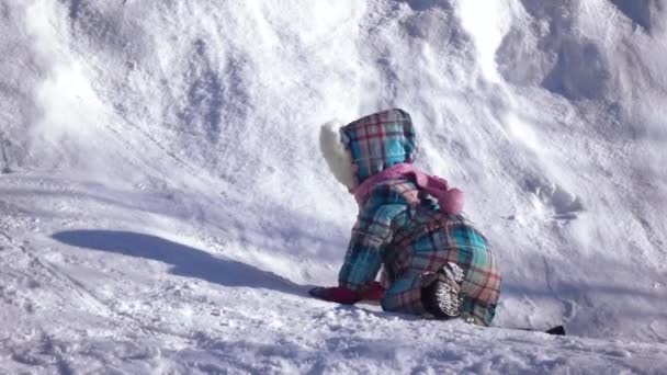 La fille tombe en hiver et ma mère aide — Video