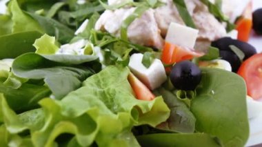 Karışık salata marul yaprakları üzerinde