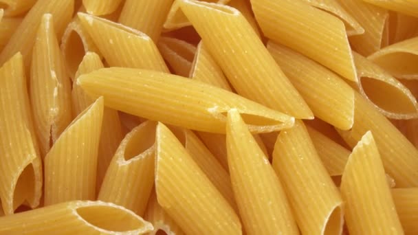 Macaroni uit een maaltijd van een ruwe slijpen — Stockvideo