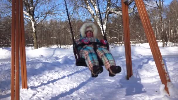 Maman et fille sur une balançoire — Video