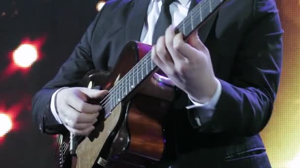 Tocando en una guitarra acústica — Vídeo de stock