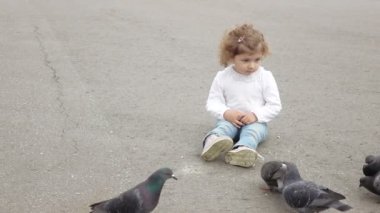 Kız güvercinler beslemeleri