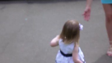 Çeşmede arıyorum kız çocuk