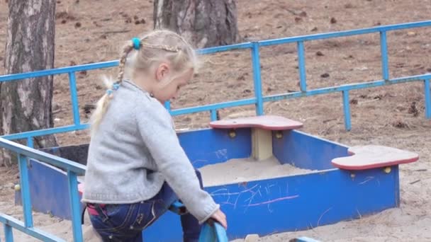 Girl child climbs over the fence — Stock Video