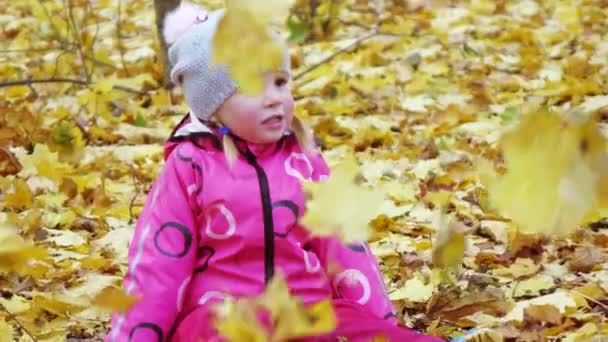 Bambina con foglie gialle — Video Stock