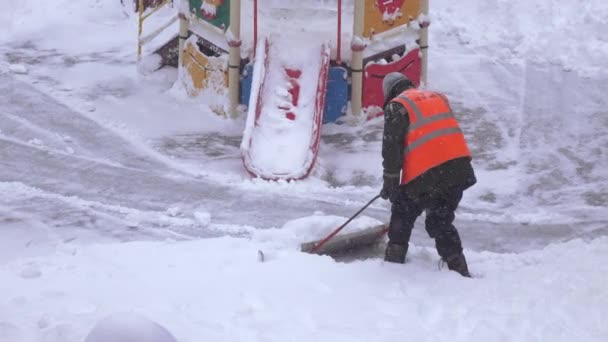 Уборка снега на детской площадке — стоковое видео