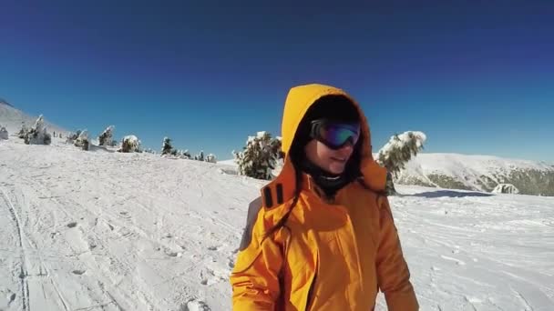 Mujer Descenso en esquís desde las montañas de nieve — Vídeo de stock