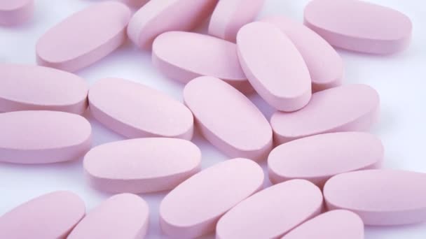 Ovaal roze tabletten op plaat — Stockvideo