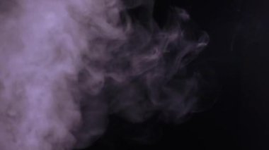 Siyah arkaplanda soyut beyaz su buharı