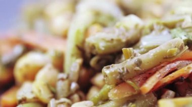 bir tabakta sebze salatası