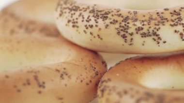 Haşhaş tohumu ile şeker simit