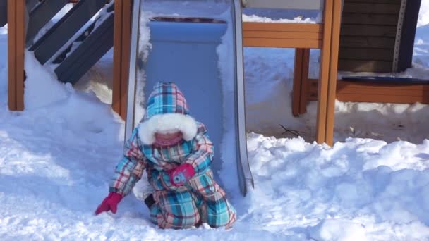 Dívka na kopci děti v zimě — Stock video