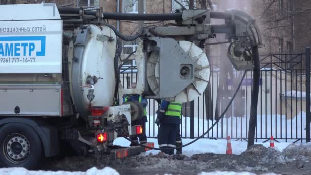 Kanalizasyon makine sokakta — Stok video