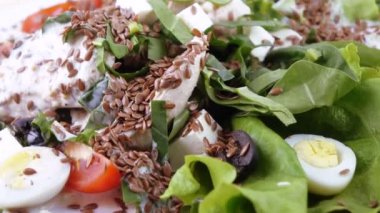 Karışık salata marul yaprakları üzerinde