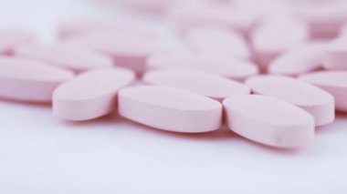 Plaka üzerinde oval pembe Tablet