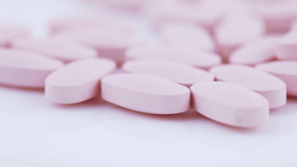 盘子上的椭圆形粉红色药片 — 图库视频影像
