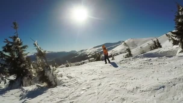 Mujer Descenso en esquís desde las montañas de nieve — Vídeos de Stock