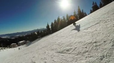 Kar dağlarından kayak yapan kadın.