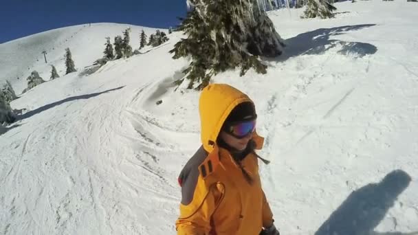Γυναίκα Κατάβαση στα σκι από τα χιονισμένα βουνά — Αρχείο Βίντεο