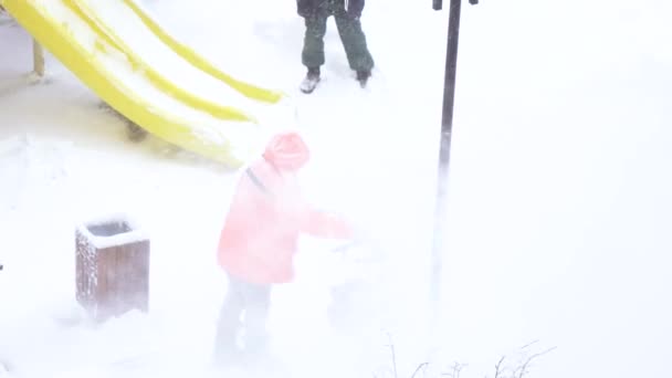 Schneereinigung mit Schneeräummaschine — Stockvideo