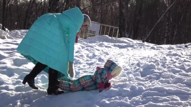 Menina em um deslizamento de neve — Vídeo de Stock