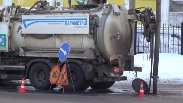 Abwassermaschine auf der Straße — Stockvideo