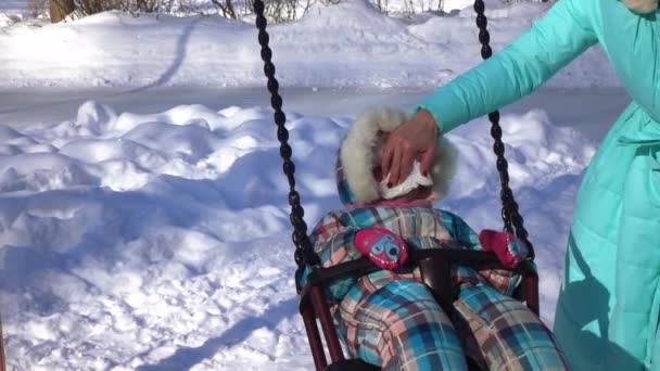 Mamma och dotter på en gunga — Stockvideo