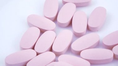 Plaka üzerinde oval pembe Tablet