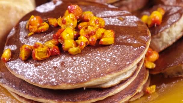 Banan pannkakor på en tallrik — Stockvideo