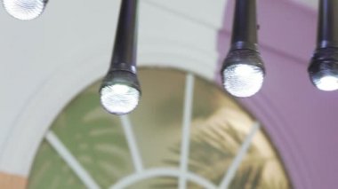 Bir mikrofon şeklinde lambalar