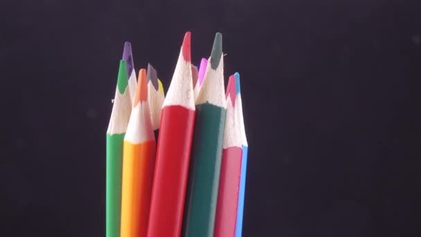 Kleur potloden zijn verschillende — Stockvideo