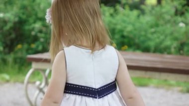 Doğada dans eden kız
