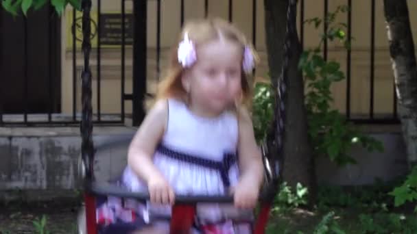 fille équitation sur un swing maman 