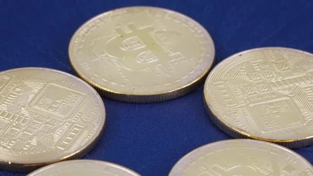 Monedas que imitan bitcoins — Vídeo de stock