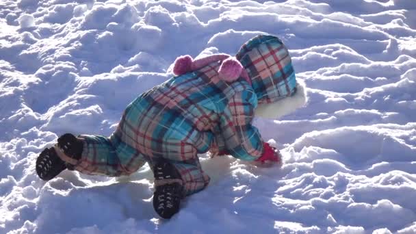 Mädchen reitet auf der schneebedeckten Piste — Stockvideo