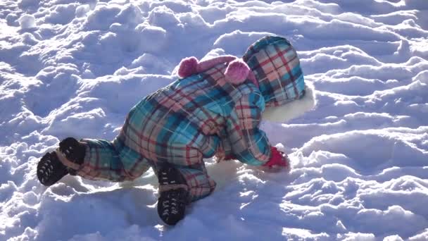 Chica montando en la ladera nevada — Vídeos de Stock