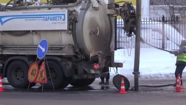 Macchina delle acque reflue sulla strada — Video Stock