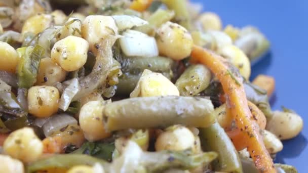 Овощной салат на тарелке — стоковое видео