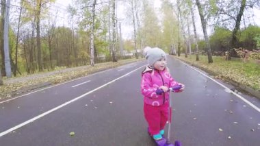 Anne ve kız motosiklete biniyor.