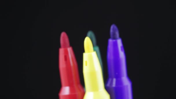 Цветные маркеры разные. — стоковое видео