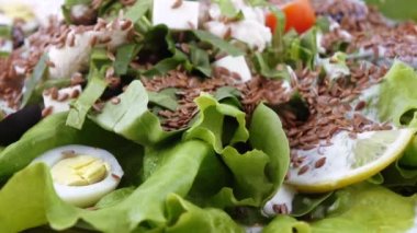 Karışık salata marul yaprakları üzerinde