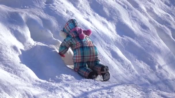 Meisje op een dia sneeuw — Stockvideo