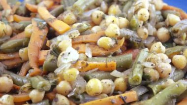 bir tabakta sebze salatası