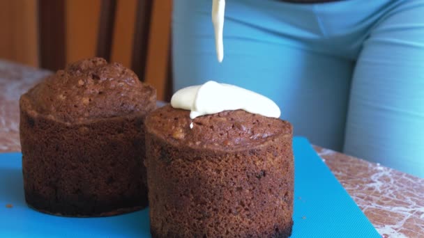 The girl covers the Easter cake with frosting — Stock Video