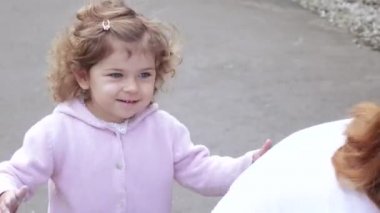 Oyun alanında bir çocuk ile anne