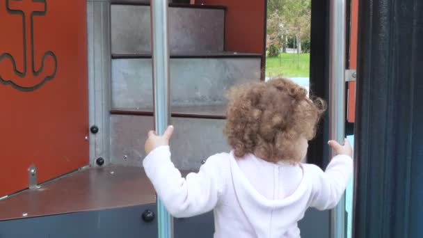 Niño en el parque infantil — Vídeos de Stock