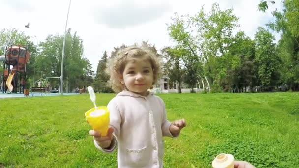 Criança com bolhas de sabão — Vídeo de Stock